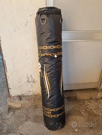 Sacco da boxe e guantoni