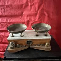 Bilancia con i piatti