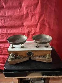 Bilancia con i piatti