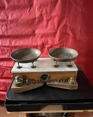 Bilancia con i piatti