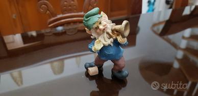 Statuina simpatico gnomo musicista.  