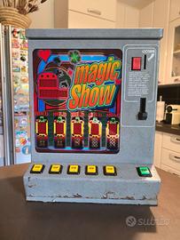 Slot da banco vintage "Magic Show" anni '90