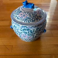 Vaso in ceramica decorata con coperchio