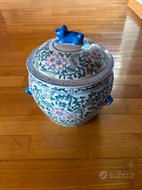Vaso in ceramica decorata con coperchio