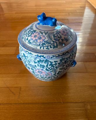 Vaso in ceramica decorata con coperchio