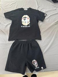 Completo BAPE nero, t-shirt e shorts.