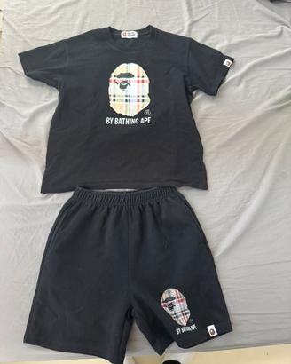 Completo BAPE nero, t-shirt e shorts.
