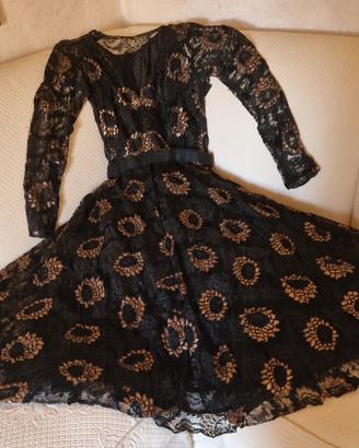 Abito Vintage Pizzo nero  con ricami floreali in o