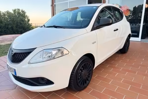Lancia Ypsilon HYBRID SOLI 39000 km da 90 euro al 