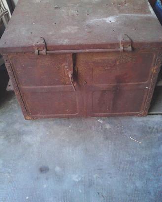 Baule in ferro vintage