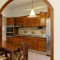 Cucina con tavolo e sedie