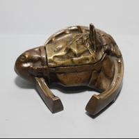 Calamaio in bronzo a forma di ferro di cavallo 