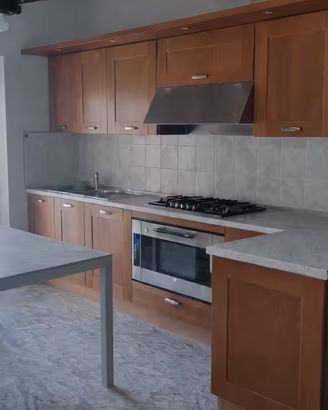  Cucina con elettrodomestici 