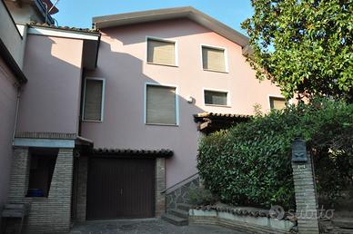 Casa Semindipendente con Taverna,Mansarda,Giardino