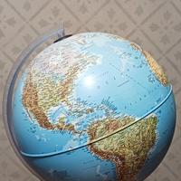 mappamondo con lampada