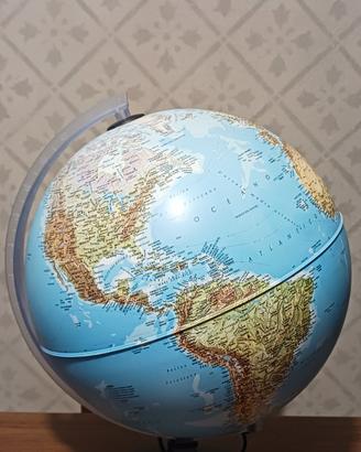 mappamondo con lampada