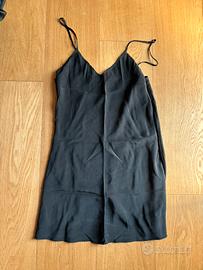 vestito nero satinato con spalline sottili