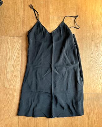 vestito nero satinato con spalline sottili