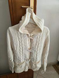 Cardigan bianco con cappuccio e bottoni