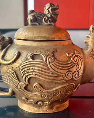 Antica teiera  a forma di Fenice