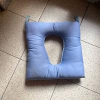 Cuscino blu con foro centrale