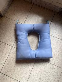 Cuscino blu con foro centrale