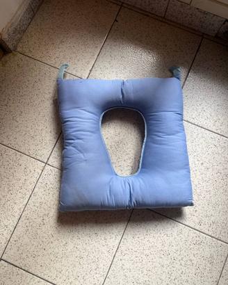 Cuscino blu con foro centrale