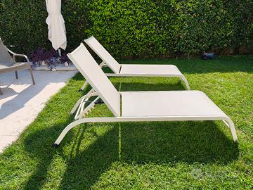 Set di due lettini da giardino bianchi