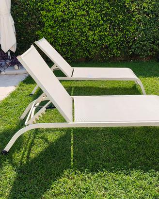 Set di due lettini da giardino bianchi