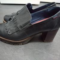 Scarpa con tacco largo e balza frontale