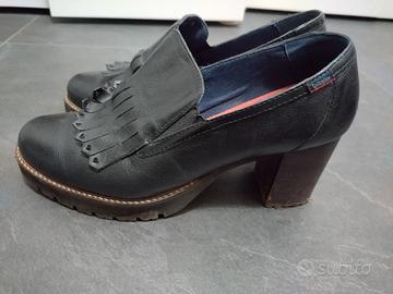 Scarpa con tacco largo e balza frontale