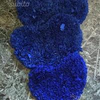 Cuscini rossi a cuore e tappeti a cuore blu