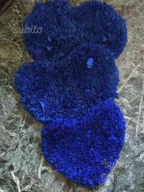 Cuscini rossi a cuore e tappeti a cuore blu