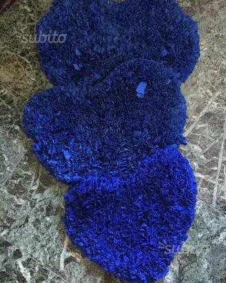 Cuscini rossi a cuore e tappeti a cuore blu