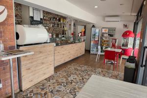 Attività di bar fronte scuola zona Aprilia