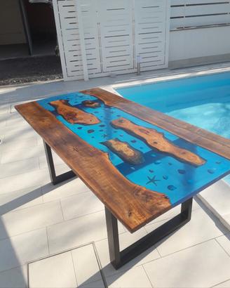 Tavoli in legno e resina personalizzati