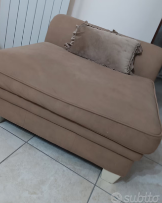 Elegante poltrona no letto