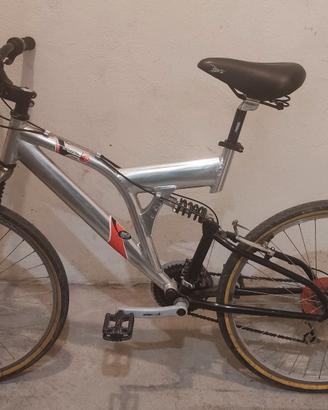 bicicletta mountain bike ammortizzata
