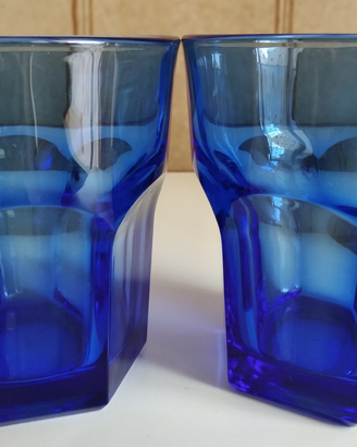 Bicchieri blu e tazze