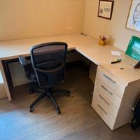 scrivania ad angolo con cassettiera