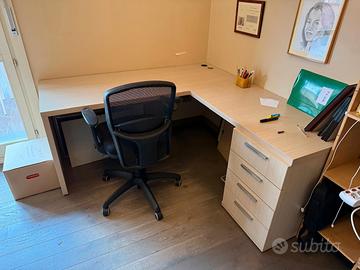 scrivania ad angolo con cassettiera