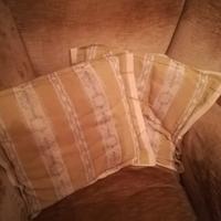 divano e poltrone in velluto tinta oro antico