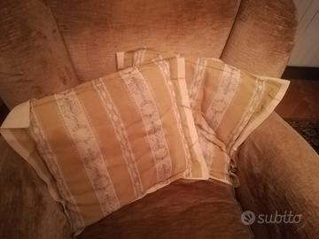 divano e poltrone in velluto tinta oro antico