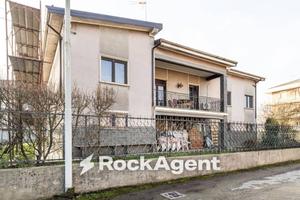 Villa di 300 m² con 5 locali e box auto a Sartiran