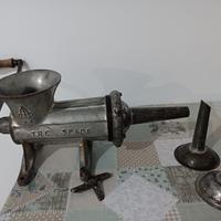 Tritacarne e insaccatrice salami