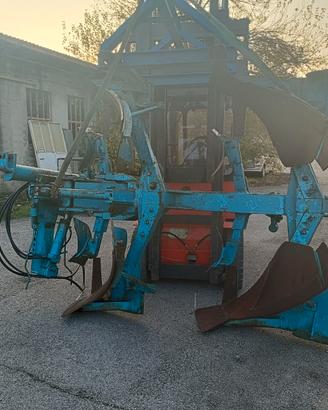 aratro bivomere marca Cesare Rossatti idraulico