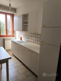 Cucina componibile completa con tavolo