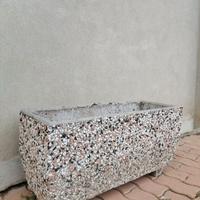 Vaso in cemento e ghiaia.