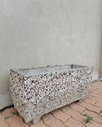Vaso in cemento e ghiaia.