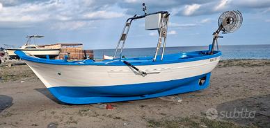 Motobarca con licenza da pesca